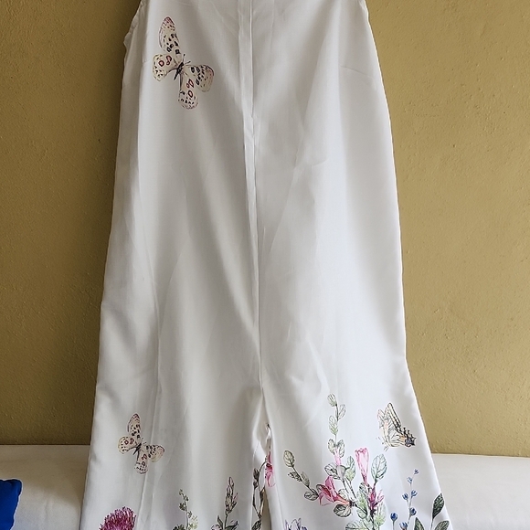 Chic White Floral Jumpsuit - Picture 5 of 9